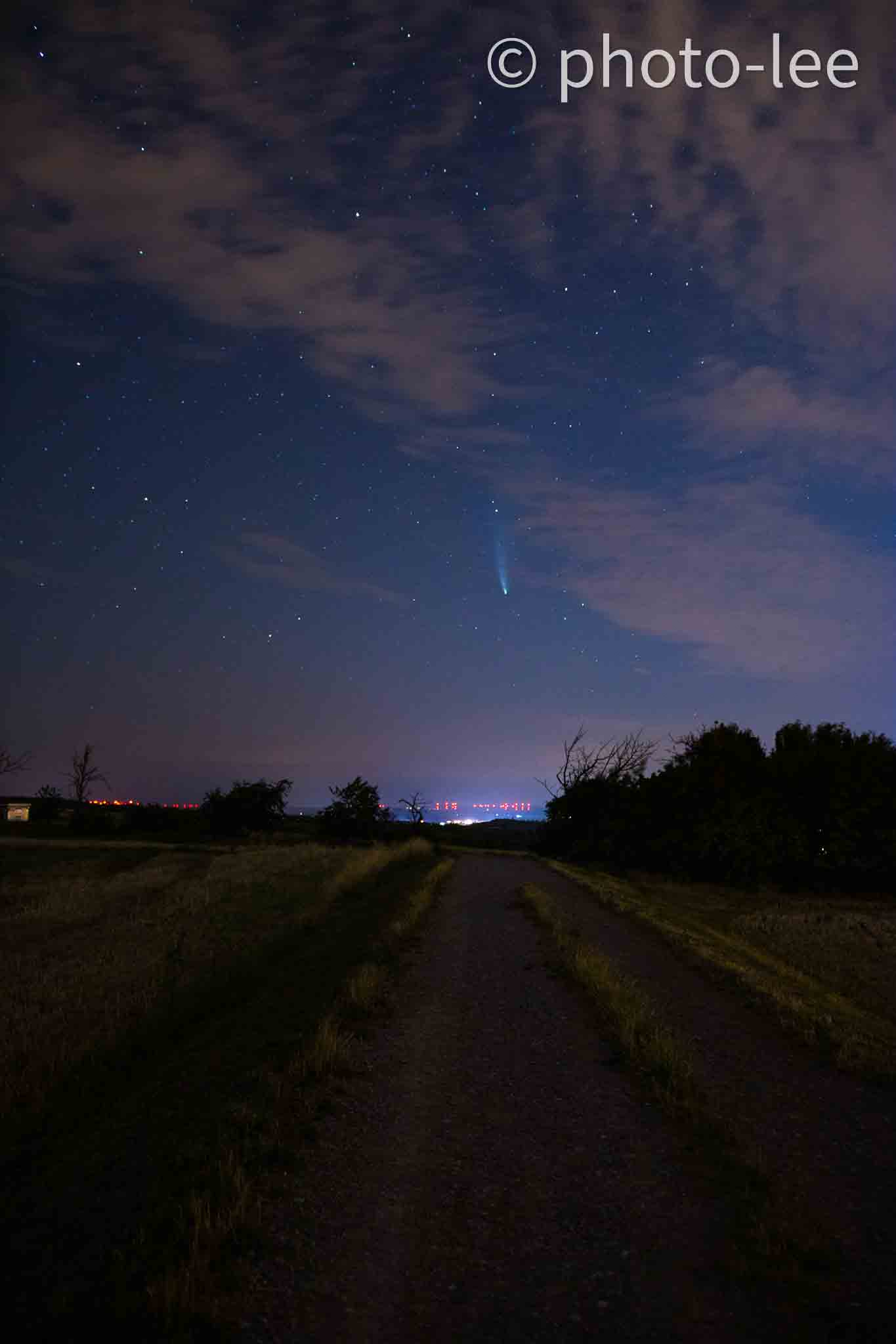 Der Komet Neowise über einem Feldweg