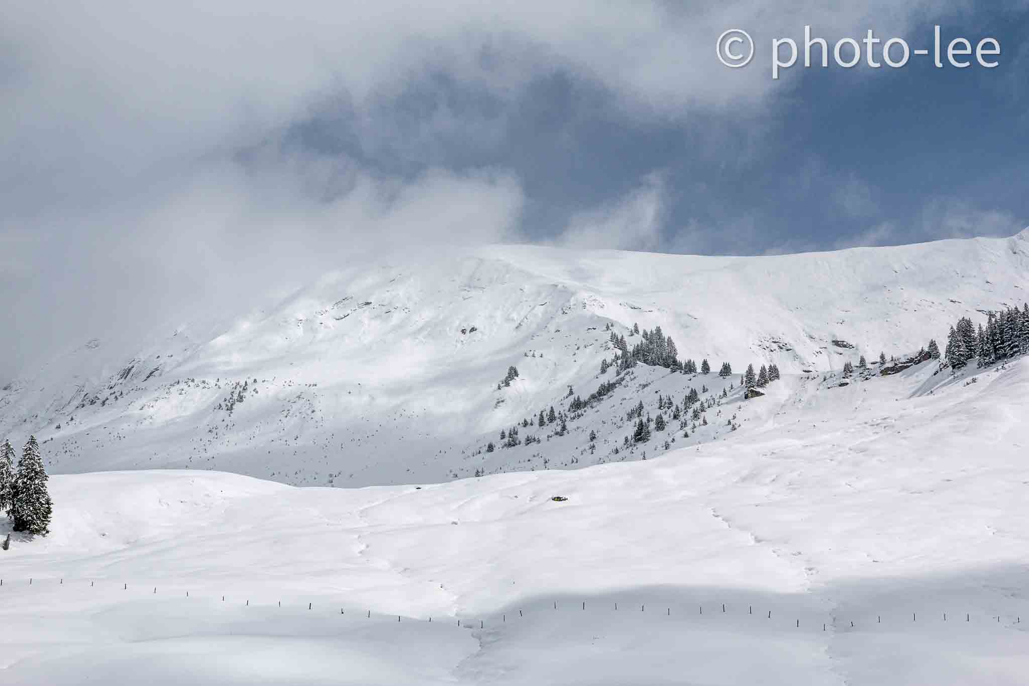 Hinter den Wolken tut sich die Bergspitze hervor